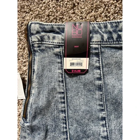 No Boundaries Pleated Acid Wash Denim Mini Skirt Juniors Size 11 Blue - Picture 2 of 4
